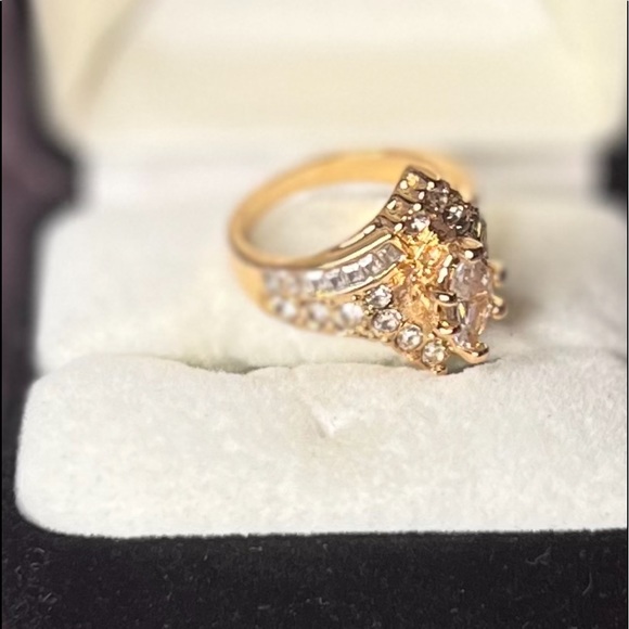 Sz. 8 One karat Faux Marquis center diamond look with several baguettes - Picture 9 of 10